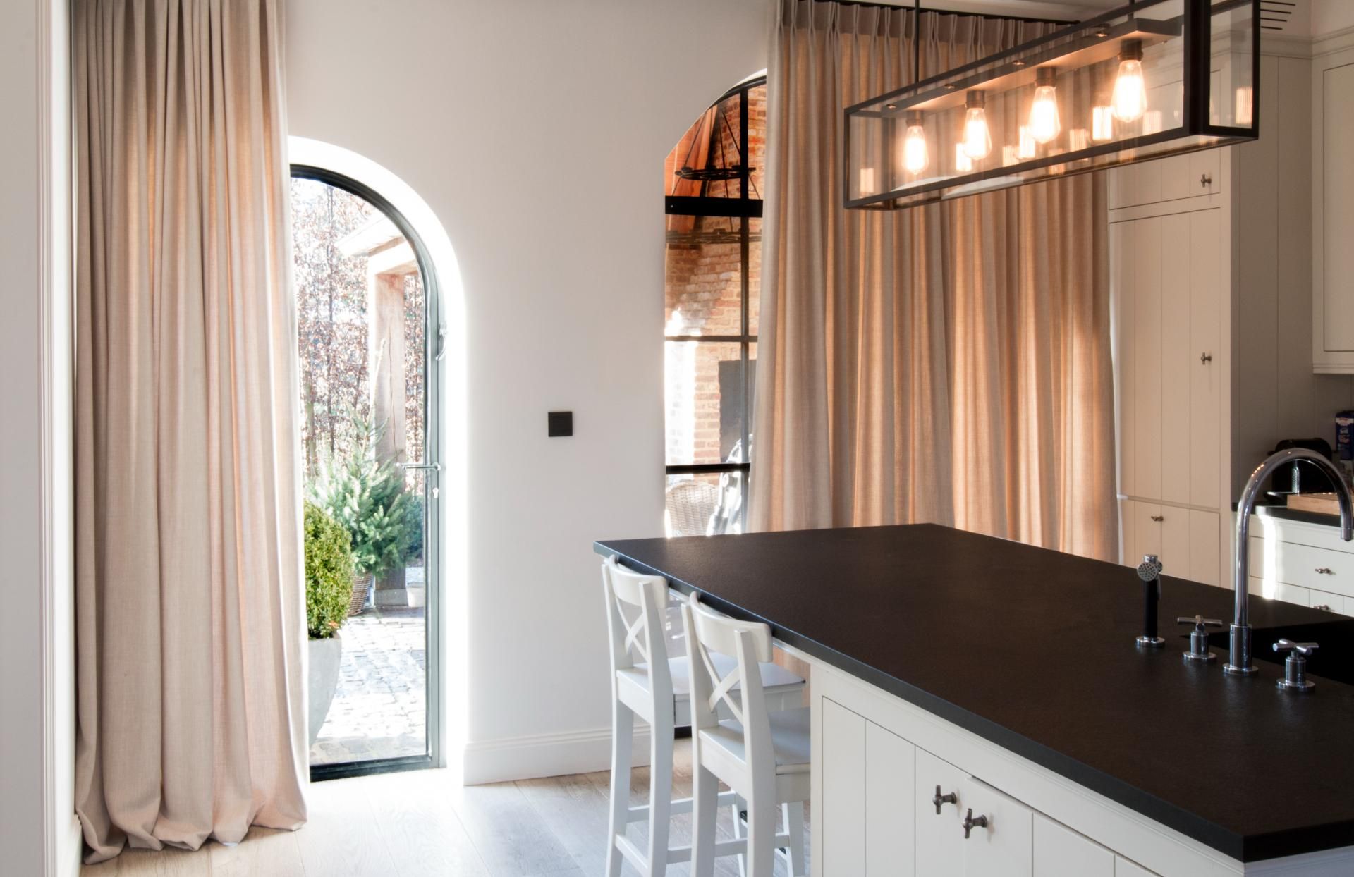 Overgordijnen beige landelijke witte keuken