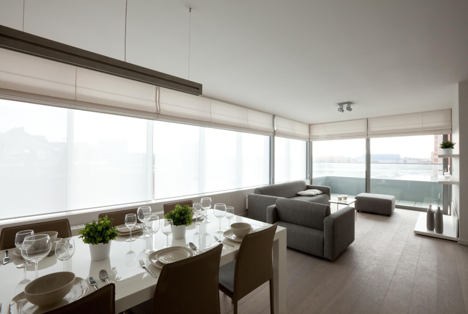 Licht beige vouwgordijnen in combinatie met witte rolgordijnen