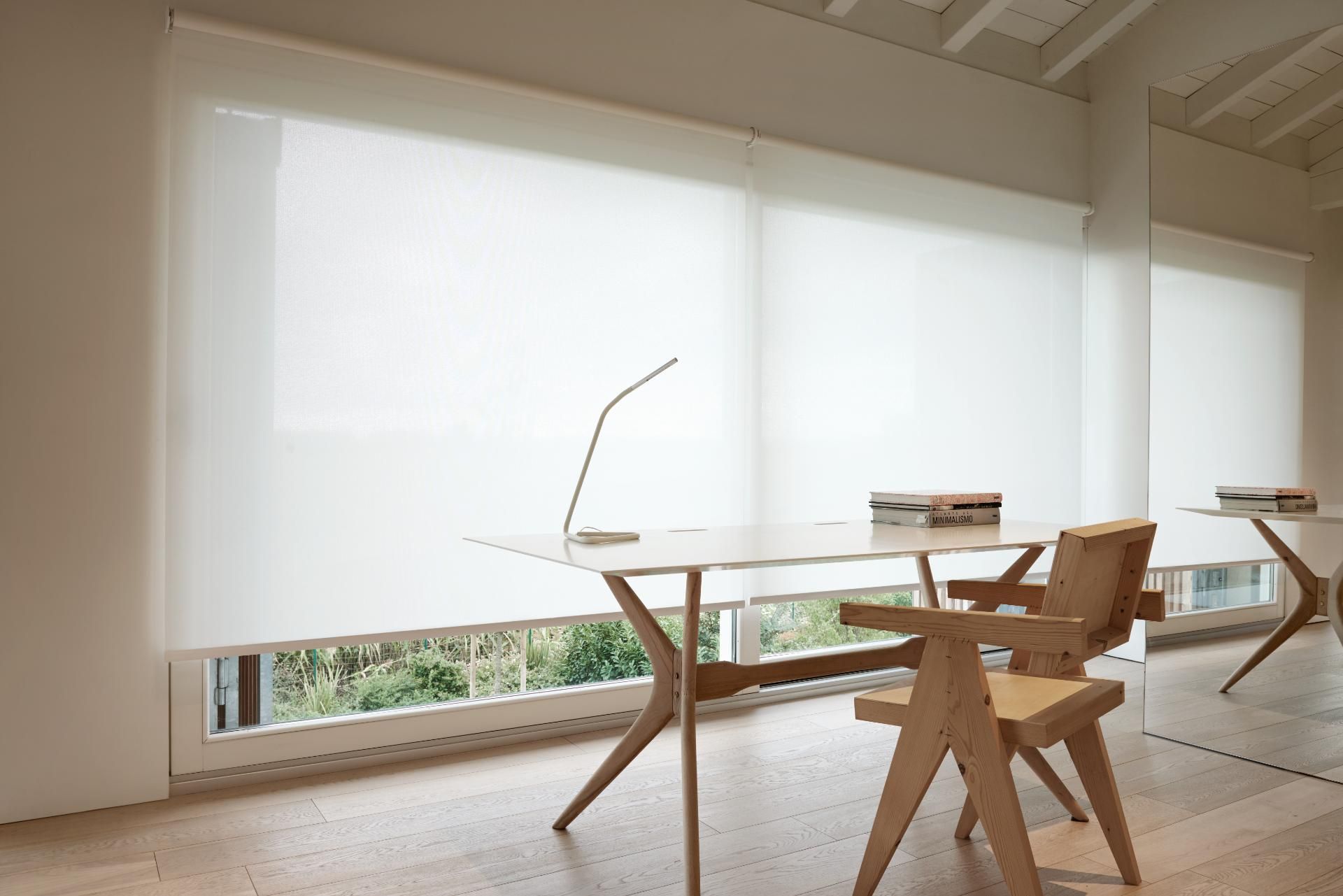 Rolgordijnen bureau met witte screens vekemans