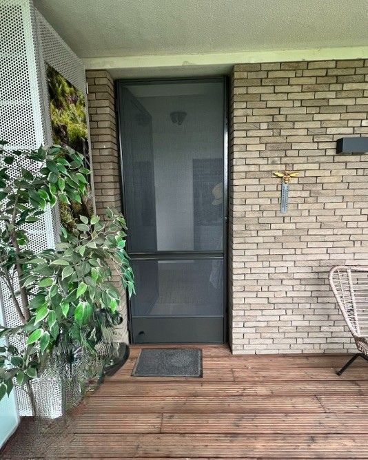 Praktische vliegendeur uit aluminium door vekemans vliegenramen bewerkt