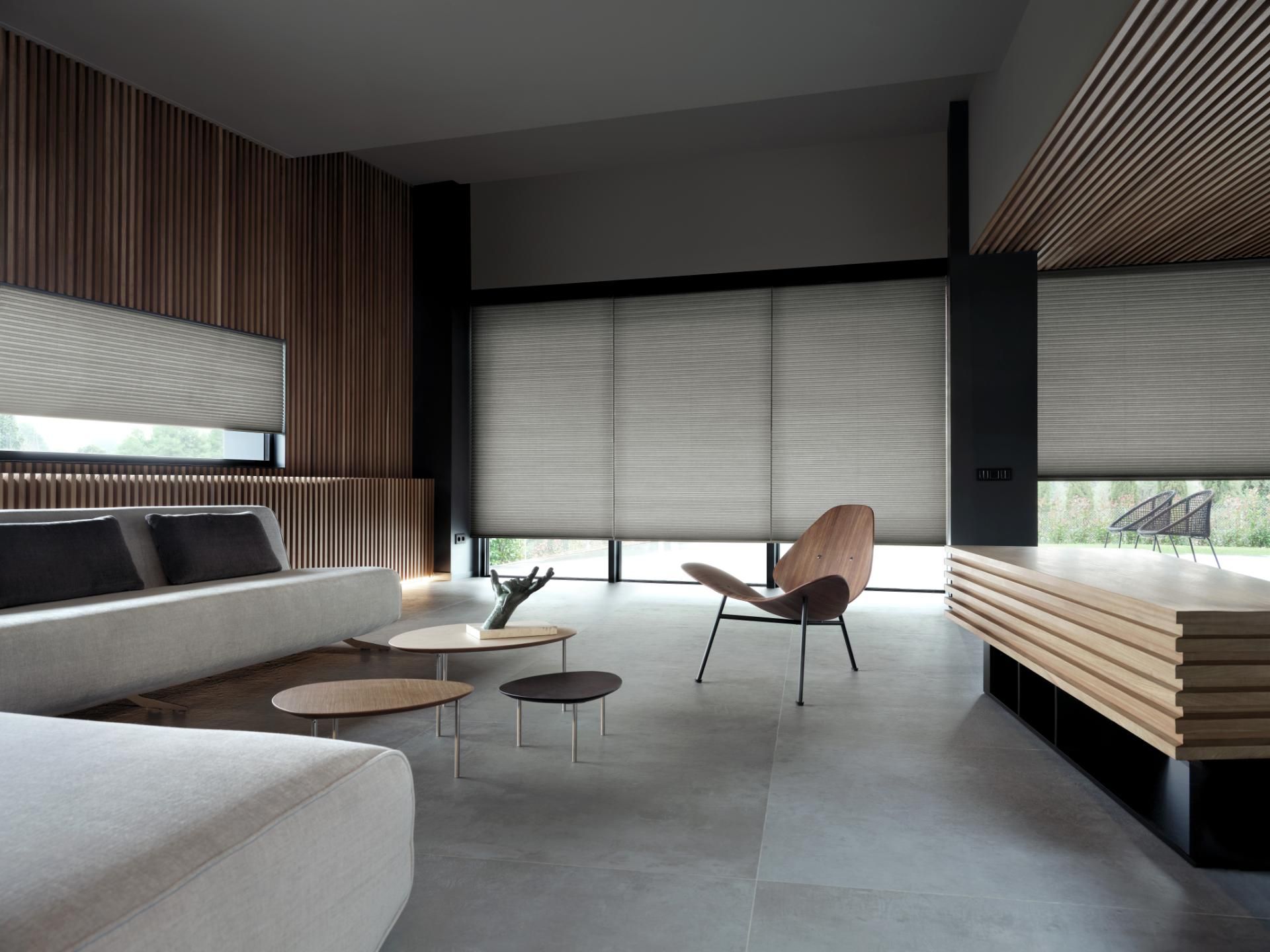 Diaz honeycell woonkamer met houten latjes en grijze honeycell liggend