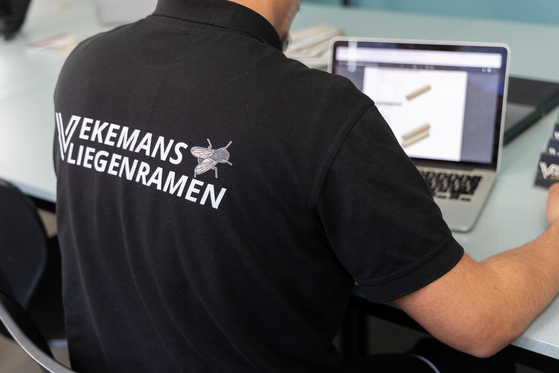 Vekemans vliegenramen medewerker